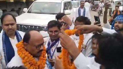 हमीरपुर: बसपा प्रदेश अध्यक्ष का सुमेरपुर कस्बे के बस स्टैंड में भव्य स्वागत, सौंपी संविधान की किताब