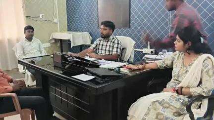 बलियापुर: अंचल अधिकारी के कक्ष में अंचल अधिकारी और सुरंगा के रैयतों की बैठक जनप्रतिनिधियों की उपस्थिति में संपन्न हुई