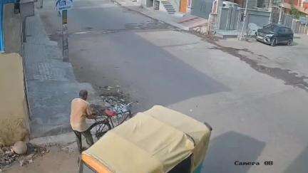 बीकानेर: जानबूझकर घर के आगे कचरा डालने का मामला, सीसीटीवी वीडियो आया सामने, सदर थाने में मुकदमा दर्ज