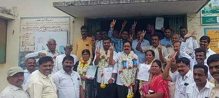 ಹನೂರು: ಹನೂರು ಪ್ರಾಥಮಿಕ ಸಹಕಾರ ಸಂಘದ ಅಧ್ಯಕ್ಷರಾಗಿ  ಅನಿಲ್ ಕುಮಾರ್, ಉಪಾಧ್ಯಕ್ಷರಾಗಿ ಪುಷ್ಪಲತಾ ಆಯ್ಕೆ