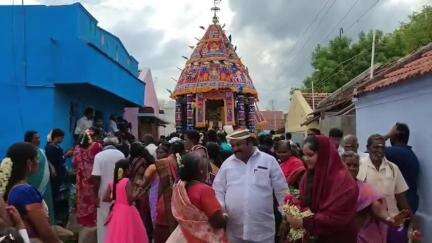 ஆத்தூர்: ராமநாயக்கன்பாளையம் முத்துமாரியம்மன் திருக்கோயில் திருத்தேர் விழா இஸ்லாமியர்களும் வடம் பிடித்து இழுத்தனர்