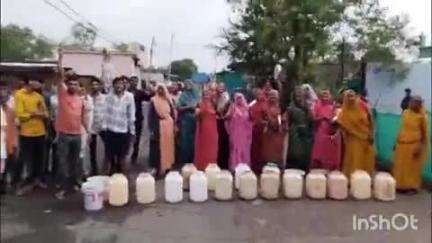 सीहोर नगर: सीहोर के4 गांव मे पानी की समस्या को लेकर रोड पर उतरी महिलाएं पनी के बर्तन थाली बजाकर जोरदार किया प्रदर्शन#jansamasya