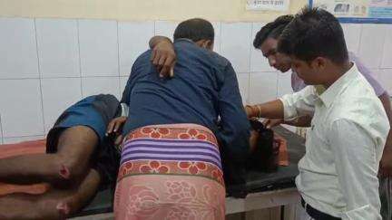 पुवायां: नारायणपुर गांव में बाइक ओवरटेक करते समय हुआ सड़क हादसा, बाइक सवार गंभीर घायल, जिला अस्पताल रेफर