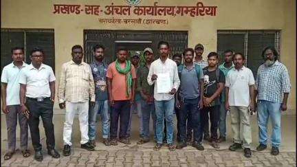 आदित्यपुर गम्हरिया: बुरुडीह में निर्माणाधीन आंगनबाड़ी केंद्र का विरोध, प्रखंड सह अंचल कार्यालय में ज्ञापन दिया गया