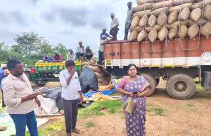 గద్వాల్: వరి ధాన్యం తడిసి రైతులకు నష్టం వాటిల్లకుండా వరి ధాన్యం మిల్లులకు తరలించాలి: జిల్లా సరఫరాల అధికారి విమల