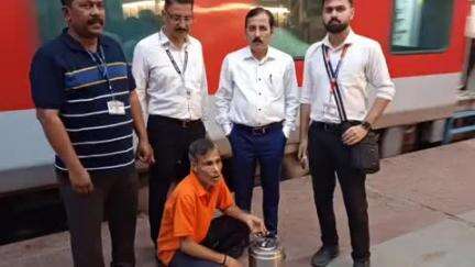 लाडपुरा: कोटा स्टेशन पर अवध एक्सप्रेस के पेंट्रीकार से 41 किलो कच्चा खाद्य सामग्री जब्त, लाइसेंसी पर ₹11 हजार का जुर्माना