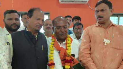 अंबड: अंबड शहरात माजी आरोग्यमंत्री राजेश टोपेंना दणका उद्योगपती तथा नगरसेवक काकासाहेब कटारे यांच्या हाती भाजपचे कमळ