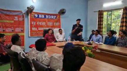 सारठ: प्रखंड सभागार में NDRF की टीम ने प्राकृतिक आपदाओं से बचाव की जानकारी दी