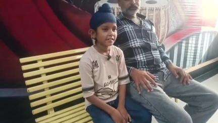 ਮਮਦੋਟ: ਪਿੰਡ ਤਰ੍ਹਾਂ ਵਾਲੀ ਵਿਖੇ 10 ਸਾਲ ਦੇ ਛੋਟੇ ਬੱਚੇ ਵੱਲੋਂ ਫੌਜ ਦੇ ਨੌਜਵਾਨਾਂ ਦੀ ਮਦਦ ਕਰਨ 'ਤੇ ਫੌਜ ਬੱਚੇ ਨੂੰ ਕੀਤਾ ਸਨਮਾਨਿਤ