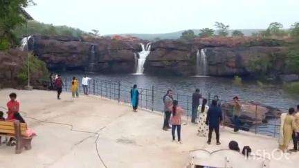 ములుగు: చీకుపల్లి అటవీ ప్రాంతంలో బొగతా జలపాతానికి సందర్శకుల తాకిడి