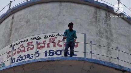 మంచిర్యాల: నస్పూర్‌లో తనకు ఇవ్వాల్సిన డబ్బులు ఇవ్వడం లేదని వాటర్ ట్యాంక్ ఎక్కి యువకుడు ఆత్మహత్యాయత్నం