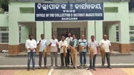 ବରଗଡ: ଜିଲ୍ଲାପାଳଙ୍କ କାର୍ଯ୍ୟାଳୟର ଦ୍ୱାରସ୍ଥ ହେଲେ କୁମ୍ଭାରି ଗ୍ରାମ ପଞ୍ଚାୟତର ଚାଷୀ