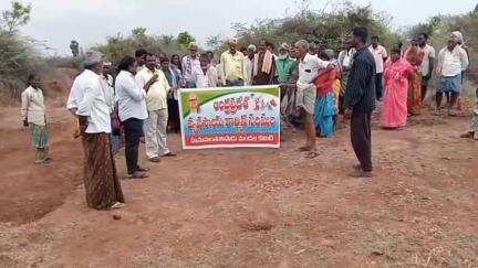 కనిగిరి: సీతారామపురంలో ఉపాధి కూలీలకు 9 వారాల పెండింగ్ బిల్లులను చెల్లించాలని వ్యవసాయ కార్మిక సంఘం ఆధ్వర్యంలో నిరసన