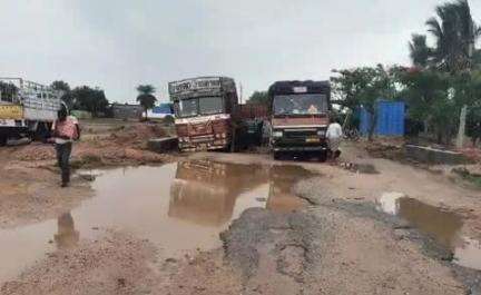గద్వాల్: మిట్టదొడ్డి- బల్గేరా గ్రామాల మధ్య భారీ వర్షానికి ధ్వంసమైన రోడ్డు, బురదలో ఇరుక్కున్న రెండు లారీలు