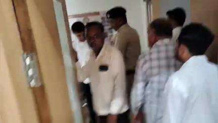 येत्या ४ दिवसात शहरातील पार्किंगचा प्रश्न सोडवला नाही तर मनपा आयुक्त त्यांच्या गाडीच्या काचा फोडू मनसैनिकांच इशारा