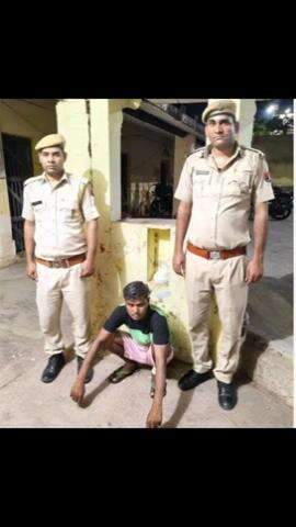 नगर: नगर में पुलिस ने लवेध शराब के खिलाफ कार्रवाई करते हुए 2 युवकों को गिरफ्तार कर 10 लीटर अवैध शराब की ज़ब्त की