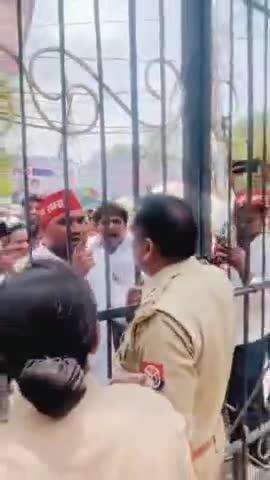 कानपुर: शहर की बिगड़ी बिजली व्यवस्था और बढ़ते दामों को लेकर समाजवादी पार्टी कार्यकर्ताओं ने कलेक्ट्रेट में जमकर किया हंगामा