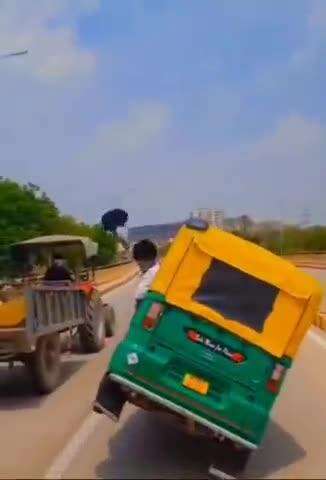 ग्वालियर गिर्द: ग्वालियर में बीच सड़क पर स्टंट करते हुए दिखा ऑटो चालक
