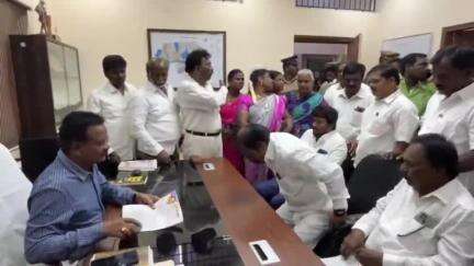 ஆவடி: கோலடியில்  கழிவு நீர் சுத்திகரிப்பு அமைக்க கூடாது என எம்.எல்.ஏ
ஜெகன் மூர்த்தி திருவேற்காடு நகராட்சி ஆணையரை சந்தித்து மனு