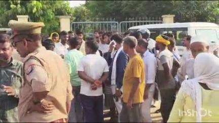 गोराबाजार में पोस्टमार्टम के बाद मृतक के परिजनों ने शव रखकर किया हंगामा, पुलिस पर केस न दर्ज करने का आरोप