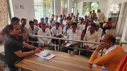पिछोर: पिछोर नगर के जनसेवा कार्यालय में विधायक ने जनसुनवाई कर लोगों की समस्याओं का समाधान किया