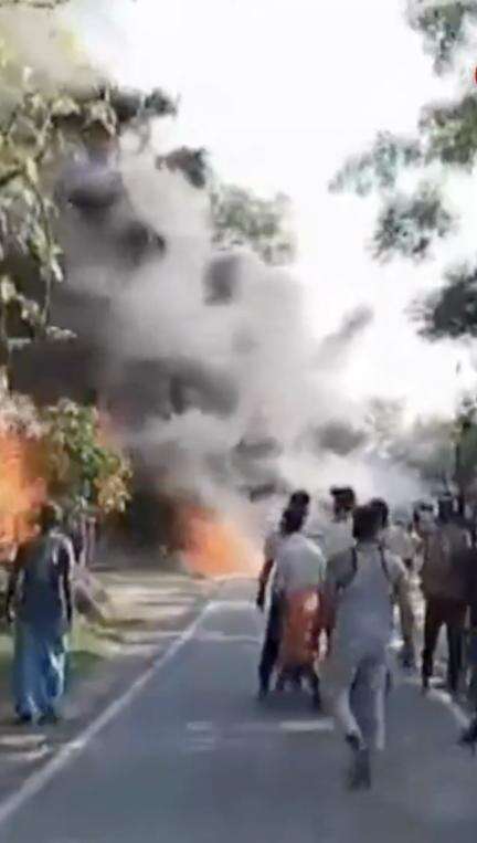 बिहार के बेतिया में बाइक से टक्कर के बाद ई-रिक्शा पर लदे डीज़ल-पेट्रोल से भरे ड्रम में लगी आग, जले घर