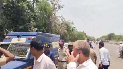 राहुरी: राहुरी खुर्द-शनिशिंगणापूर फाटा दरम्यान विरुद्ध दिशेने वाहण चालवणा-या १० चालकांवर कारवाई, ७ हजाराचा दंड वसूल