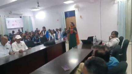 मोतिहारी: समाहरणालय राजेंद्र सभागार में 250 किशोरियों के साथ विशेष कार्यक्रम, माहवारी स्वच्छता प्रबंधन किट का वितरण
