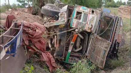 चेवाड़ा: उकसी गांव के पास अनियंत्रित ट्रक पुल तोड़कर गड्ढे में पलटा, चालक बाल-बाल बचा