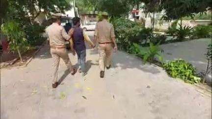 पटियाली: पटियाली कोतवाली पुलिस ने चेकिंग के दौरान नगला खार के समीप से एक व्यक्ति को गिरफ्तार किया, अवैध तमंचा और कारतूस बरामद