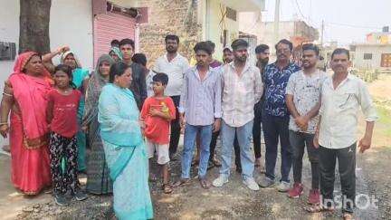 विदिशा नगर: नगर पालिका अध्यक्ष के वार्ड में निर्माण कार्य अधूरा होने पर प्रवासियों का विरोध