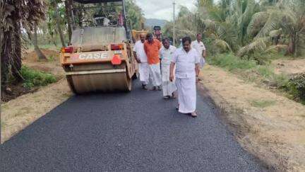 பாப்பிரெட்டிபட்டி: நாகலூர் பெரும்பள்ளம் பகுதியில் புதிதாக அமைக்கப்படுகின்ற தார் சாலை பணியினை பாப்பிரெட்டிப்பட்டி எம்எல்ஏ கோவிந்தசாமி ஆய்வு