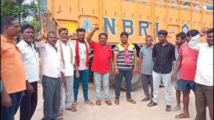 మంథని: గద్దలపల్లి గ్రామంలో ఇసుక లారీ ప్రమాదం, చర్యలు తీసుకోవాలంటూ  గ్రామస్తులతో నిరసన తెలిపిన CPM ప్రజా సంఘాలు