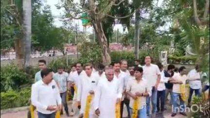 चित्तौड़गढ़: कांग्रेस कार्यकर्ताओं ने महाराणा प्रताप जिंदाबाद के नारों के साथ शहीद स्मारक स्थित प्रताप की प्रतिमा पर चढ़ाए पुष्प