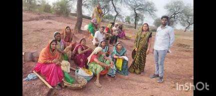 बेमेतरा: ग्राम पंचायत मरका में चल रहे मनरेगा कार्य में सरपंच ललिता कौशल गंधर्व ने मजदूरों से मुलाकात कर बिस्किट वितरण किया