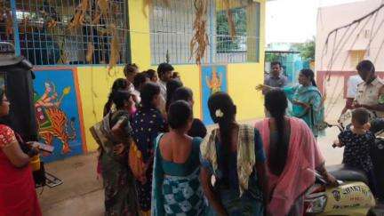 ఆపదలో ఉన్న మహిళలు శక్తి వాట్సాప్ నెంబర్ ను ఏ విధంగా వినియోగించుకోవాలో పుట్టపర్తి, పెనుకొండ సబ్ డివిజన్ల పరిధిలో అవగాహన