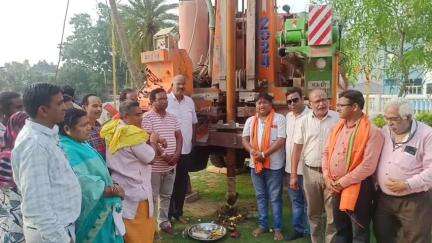 कांकेर: नगर पालिका अध्यक्ष अरुण कौशिक ने शहर के विभिन्न वार्डों में नलकूप खनन कराया