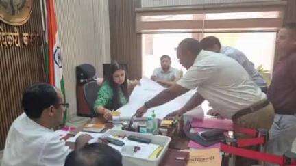 कासगंज: सीएम द्वारा जिले के लिए की गई घोषणाओं को लेकर कलेक्ट्रट पर डीएम ने की बैठक