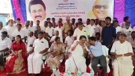 இராஜபாளையம்: புதுப்பிக்கப்பட்ட காந்திஜி நூற்றாண்டு நினைவு பேருந்து நிலையத்தை அமைச்சர் குத்து விளக்கு ஏற்றி பேருந்தை மக்கள் பயன்பாட்டுக்கு தொடங்கி வைத்தார்
