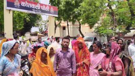 घोसी: घोसी के बड़ागांव में डीजे पर डांस को लेकर हुआ बवाल, दूल्हा भागा, अगले दिन मंदिर में सादगी से हुई शादी