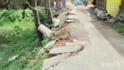 হরিশ্চন্দ্রপুর ১: রহমতপুর এলাকায় রাস্তার এক প্রান্ত ভেঙে পড়া কে কেন্দ্র করে দ্রুত কাজের দাবি এলাকাবাসীর#jansamasya