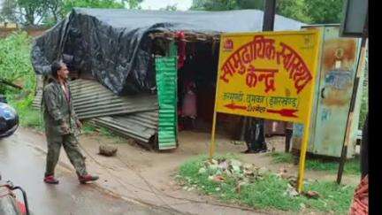 जरमुण्डी: बारिश के दौरान जरमुंडी सामुदायिक स्वास्थ्य केंद्र मार्ग पर बिजली का तार गिरा, विद्युत विभाग को सूचना दी गई