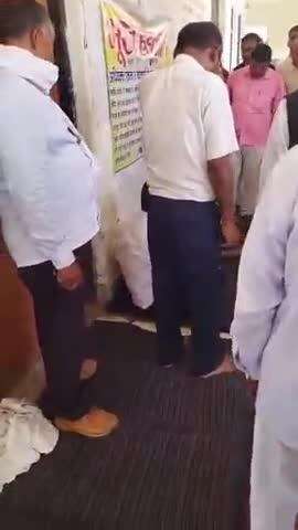 कोरांव: लेखपाल द्वारा अधिवक्ता से बदसलूकी के मामले को लेकर तहसीलदार ने हड़ताली अधिवक्ताओं के बीच पहुंचकर खत्म कराई हड़ताल