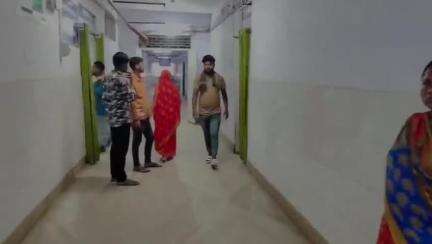 गोड्डा: गोड्डा सदर अस्पताल में टीकाकरण में लापरवाही, महिला नर्स पर अतिरिक्त इंजेक्शन देने का आरोप, परिजनों का हंगामा