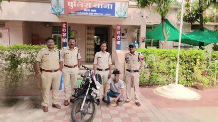 सेंधवा: ऑपरेशन हवालात: सेंधवा पुलिस की बड़ी कार्रवाई, चोरी की मोटरसाइकिल बरामद, आदतन अपराधी गिरफ्तार