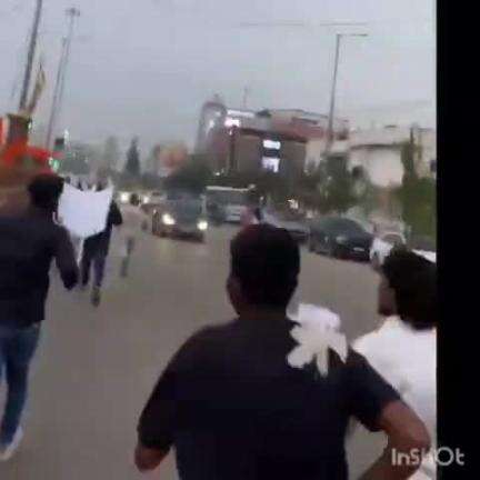 रायपुर: NSUI के कार्यकर्ताओं ने मुख्यमंत्री साय के काफिले के सामने काला शर्ट पहनकर किया विरोध
