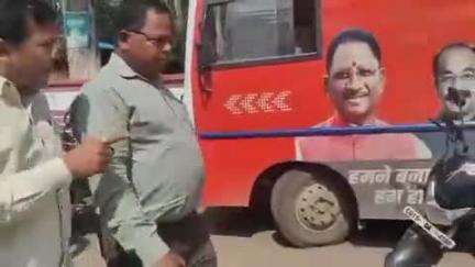 बलरामपुर: बलरामपुर जिले के PWD विभाग के कार्यपालन अभियंता BJP नेता से बातचीत करते हुए अचानक भड़क गए, पत्रकार का छीना मोबाइल