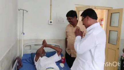 వనపర్తి: తొడికుంటపల్లికి చెందిన బీఆర్ఎస్ నేత నర్సింహారెడ్డిని పరామర్శించిన మాజీ మంత్రి నిరంజన్ రెడ్డి