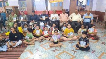 भीलवाड़ा: भीलवाड़ा में झूलेलाल मंदिर मंडल ने स्टेशनरी वितरित की, 15 दिवसीय संस्कार शिविर की शुरुआत