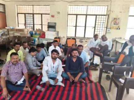 कोरांव: तहसील के लेखपाल कक्ष में लेखपाल से मारपीट करने वाले आरोपी के खिलाफ दर्ज हुआ मुकदमा, लेखपालों ने खत्म की हड़ताल